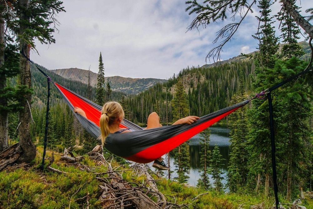 Woman_hammock_lake